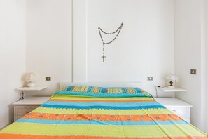 2 habitaciones, tabla de planchar con plancha y ropa de cama 