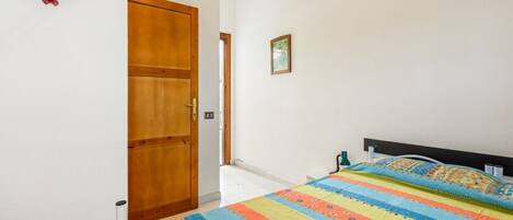 2 bedrooms, iron/ironing board, bed sheets