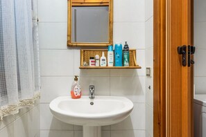 Shower, hair dryer, bidet - GuestHost - Il Mandorleto Villasimius - Roomy Apartment! (Villasimius)