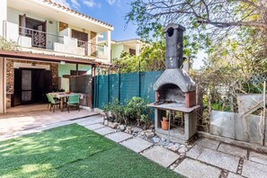 Outdoor dining - GuestHost - Il Mandorleto Villasimius - Roomy Apartment! (Villasimius)