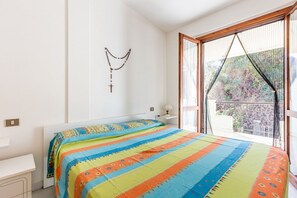 2 bedrooms, iron/ironing board, bed sheets