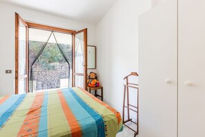 2 habitaciones, tabla de planchar con plancha y ropa de cama