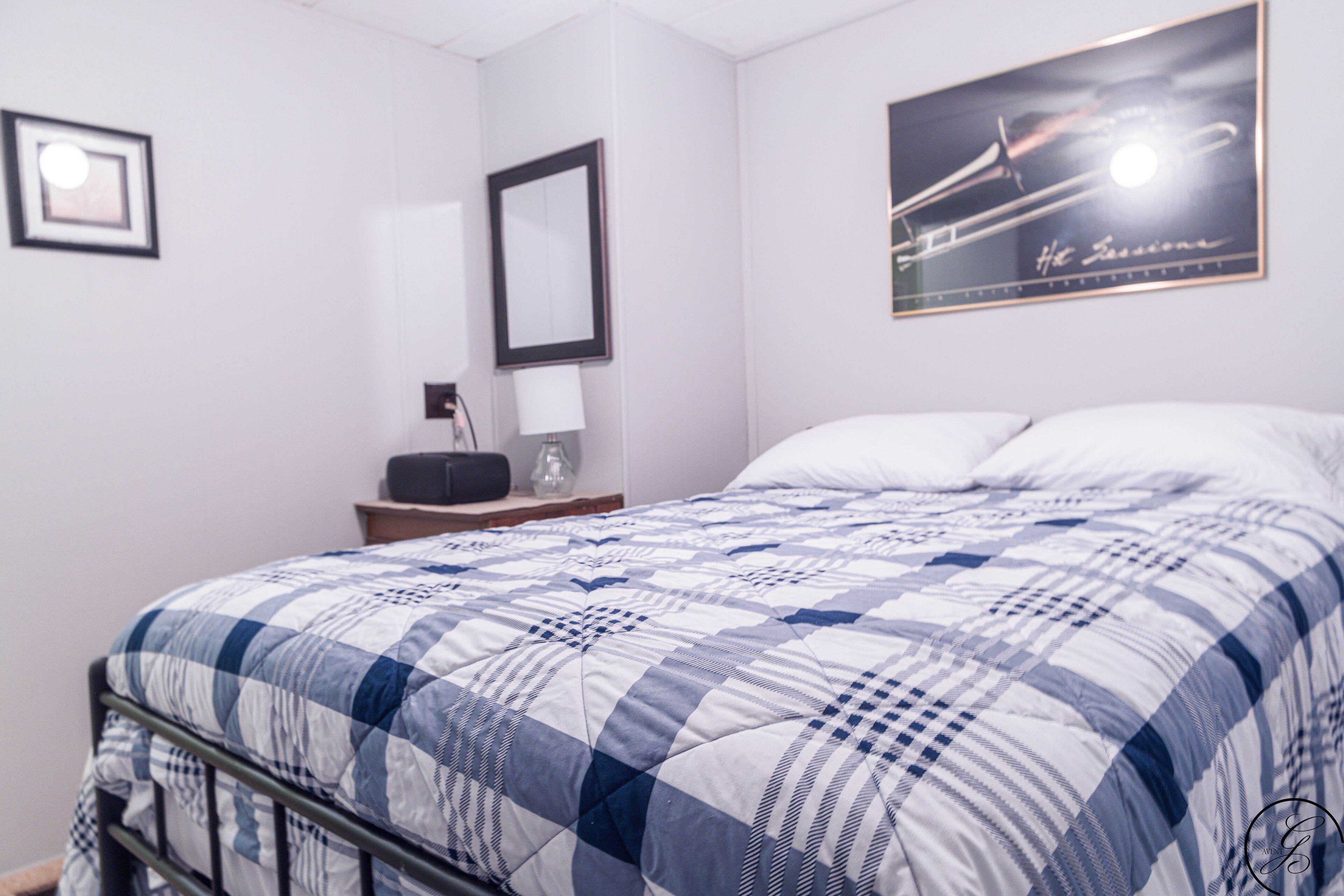 3 makuuhuonetta, tallelokero huoneessa, silitysrauta/-lauta