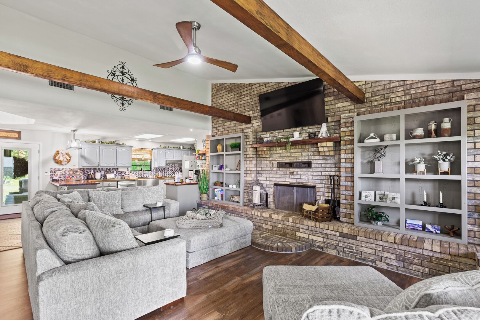 TV connectée, cheminée, livres