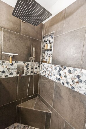 Shower, eco-friendly toiletries, hair dryer, towels - Beautiful Renovated Home-Mena Mountain View-UTV Trails-CMA-MTB-Kayak & Much More (Mena)