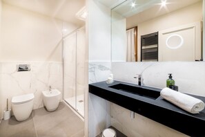 Dusche, Haartrockner, Bidet, Handtücher