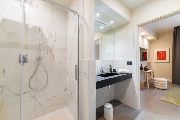 Dusche, Haartrockner, Bidet, Handtücher