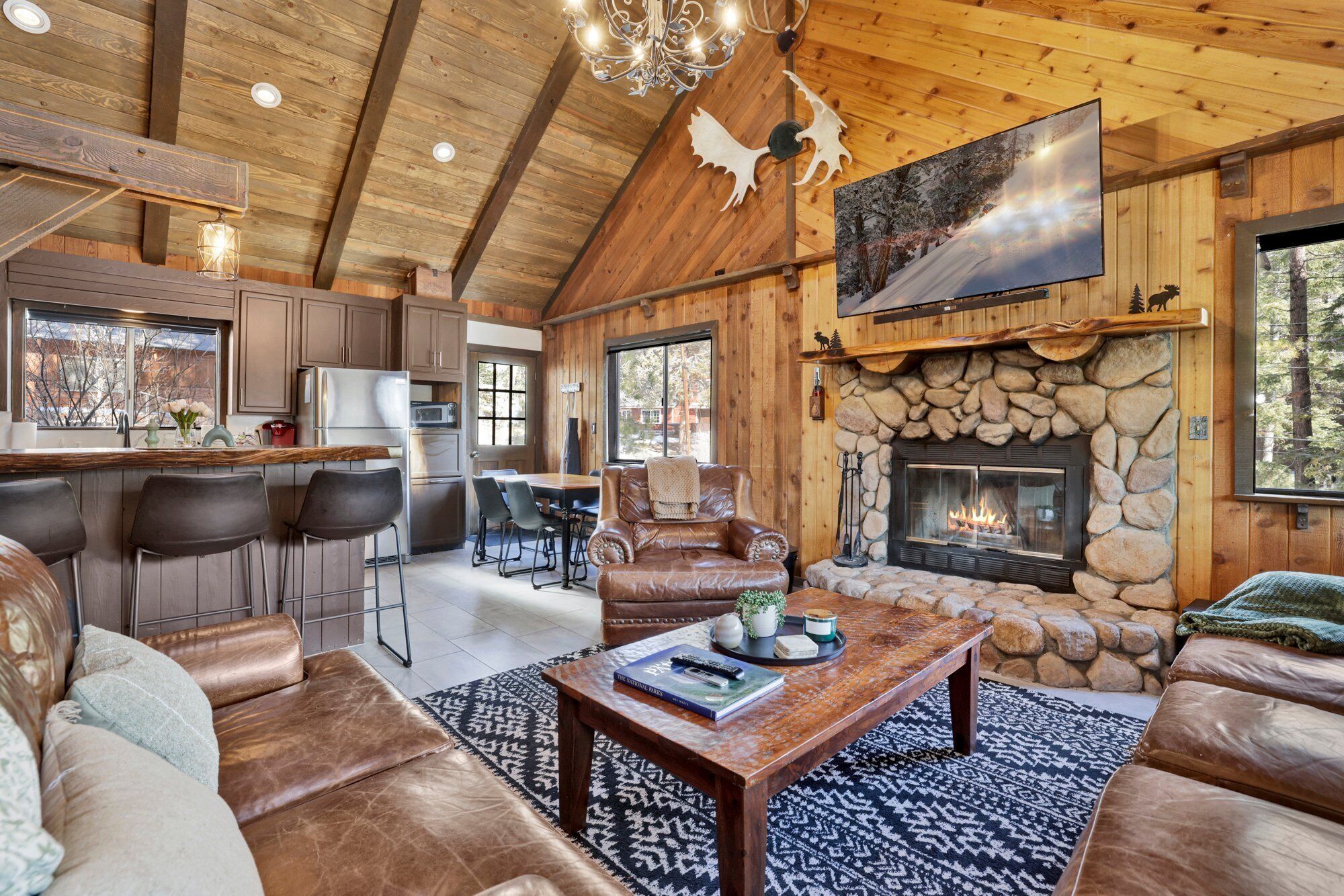 Moose Mountain Manor Big Bear~ Hot Tub~Central~BBQ~
