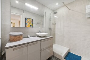 シャワー、ヘアドライヤー、タオル