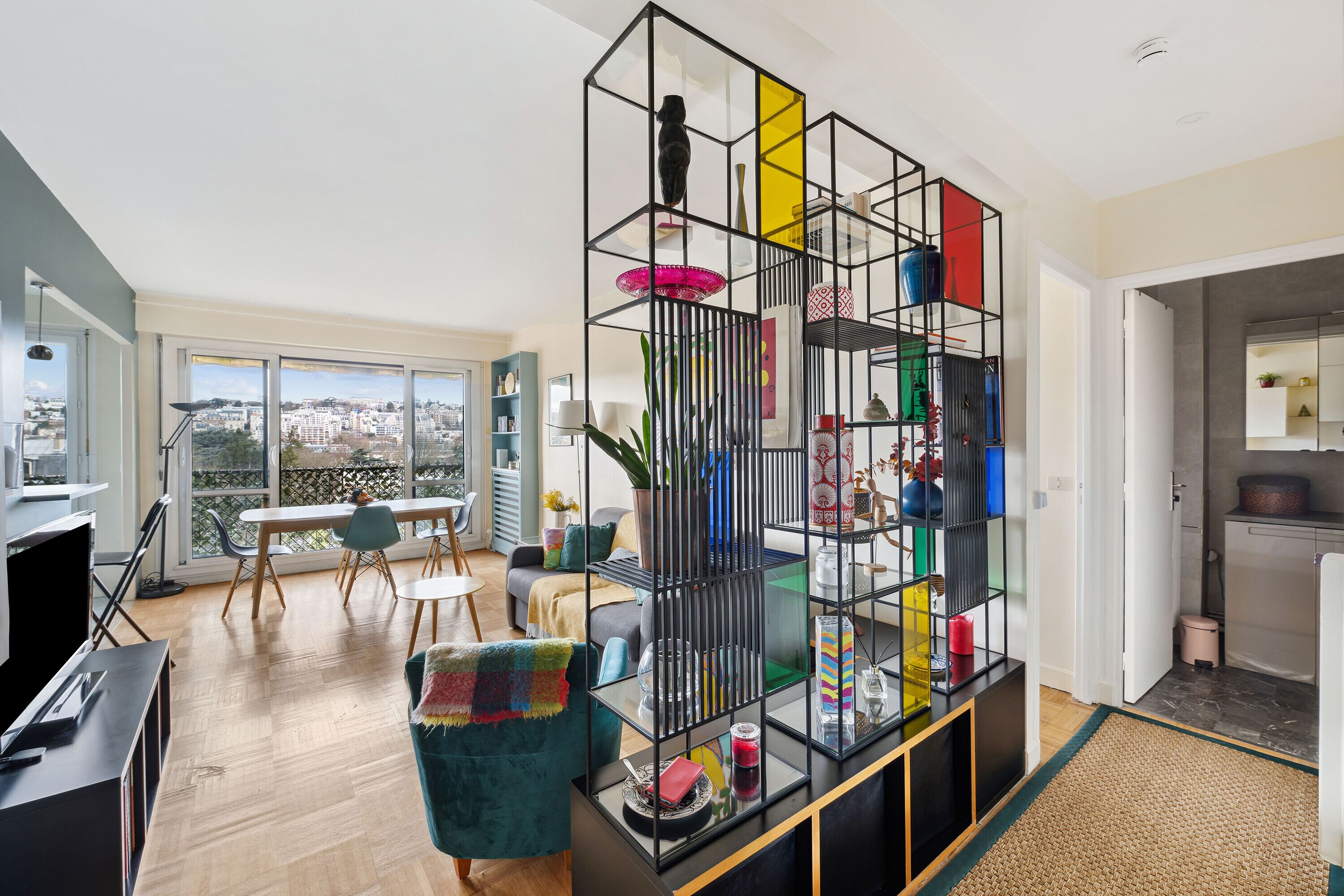 Televisie, een dvd-speler, boeken en een filmbibliotheek