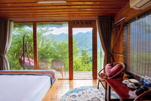 奢华平房, 1 张特大床, 山景 | 高档床上用品、加厚床垫、办公桌、遮光窗帘