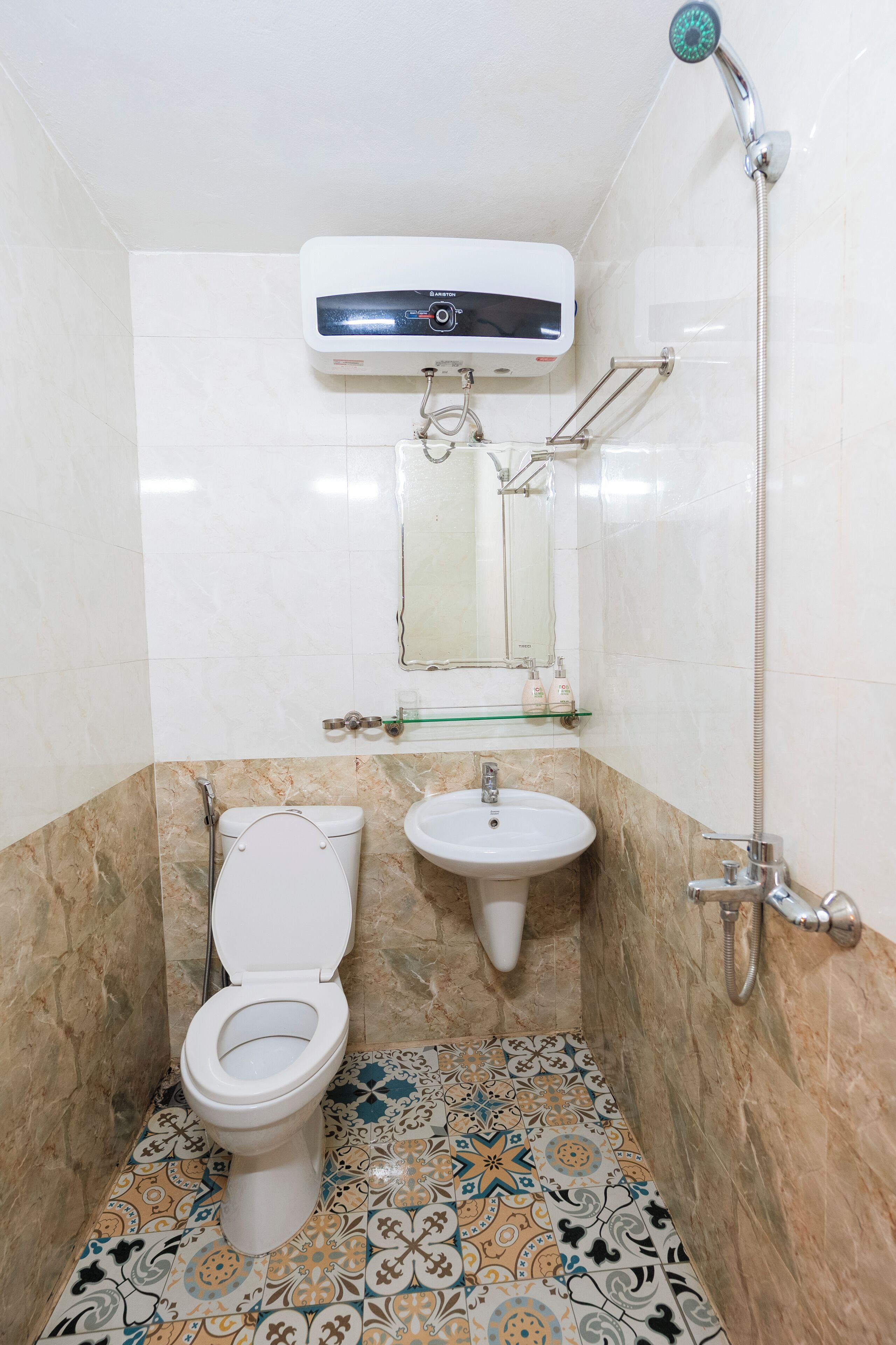 Un baño con inodoro, lavabo y ducha.