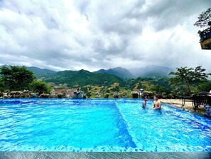 Hồ bơi ngoài trời 