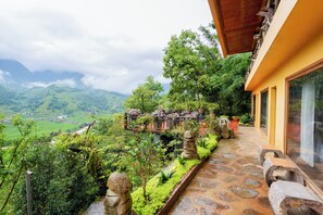 Literie de qualité supérieure, surmatelas, bureau, rideaux occultants