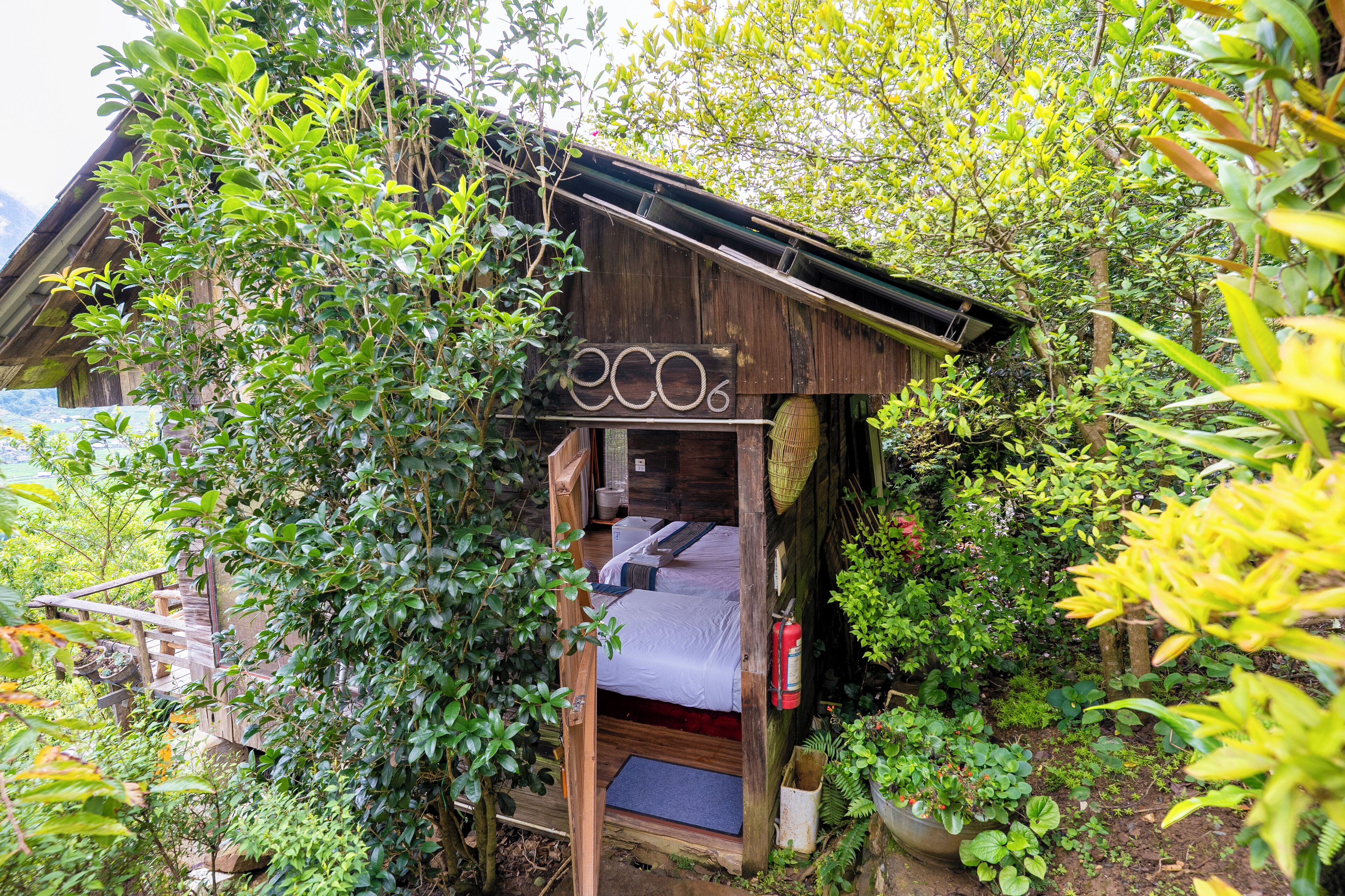 ファミリー バンガロー マウンテンビュー | 高級寝具、ピロートップベッド、デスク、遮光カーテン