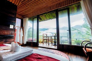 Literie de qualité supérieure, surmatelas, bureau, rideaux occultants