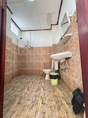 Quarto quádruplo luxo, vista para a cidade | Banheiro | Chuveiro com efeito de chuva, produtos de toalete grátis