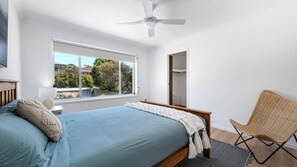 3 bedrooms, iron/ironing board, free WiFi, bed sheets - Johnny & Paula's Place - Belle Escapes Jervis Bay (Vincentia)
