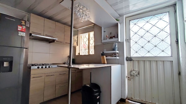 Frigorífico, horno, placa de cocina y cafetera o tetera