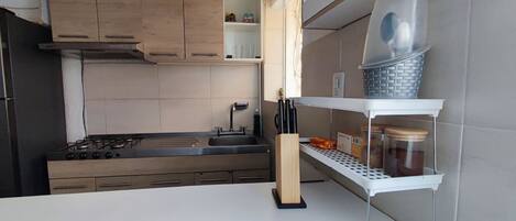 Fridge, oven, stovetop, coffee/tea maker