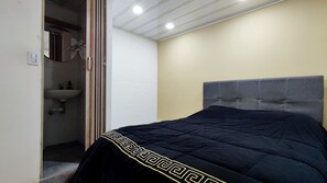 1 bedroom, desk, WiFi