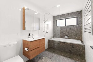 Shower, towels - Dunes at Tomakin (Tomakin)