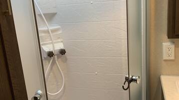 Doccia, asciugacapelli, asciugamani, sapone