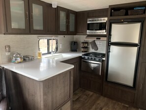 Kjøleskap, mikrobølgeovn, ovn og kokeplater