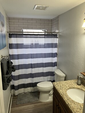 Bruser, hårtørrer, håndklæder, Sæbe