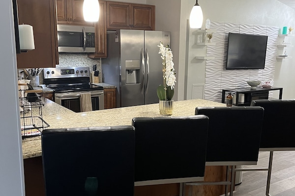 Een koelkast, een microgolfoven, een oven, een kookplaat