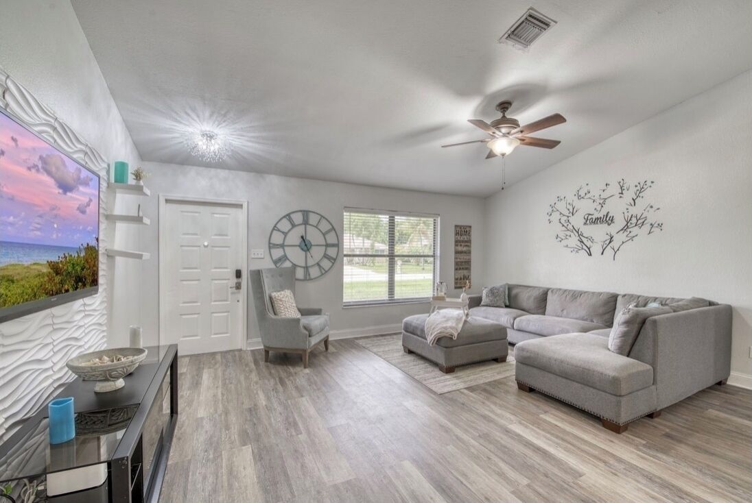 Spacious Family Retreat Near Wellington & West Palm With Private Fenced Yard - Royal Palm Beach, FL