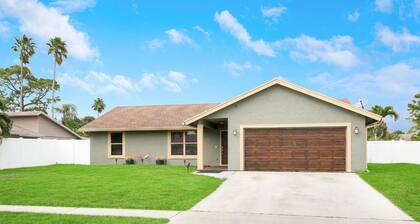 Upscale 4BR Oasis- Tranquil Patio, Prime Location