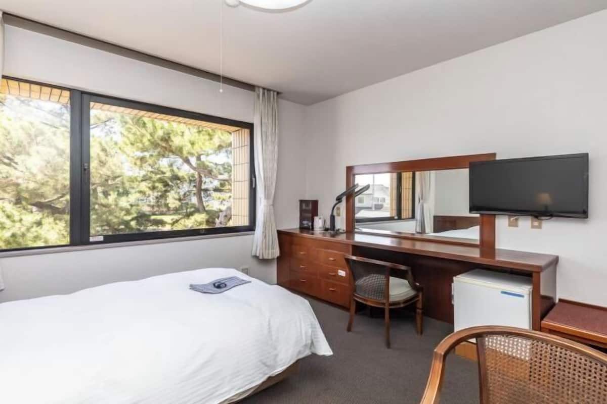 1 bedroom, iron/ironing board, free WiFi