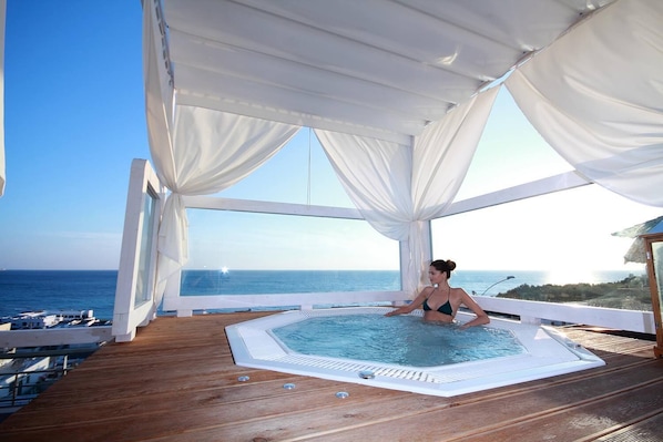 Minibar, coffres-forts dans les chambres, bureau, Wi-Fi gratuit