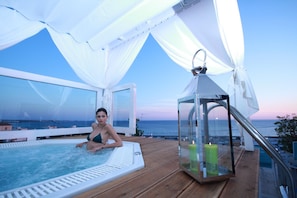 Minibar, coffres-forts dans les chambres, bureau, Wi-Fi gratuit