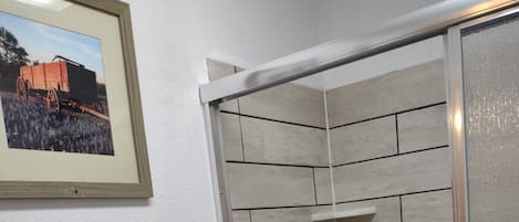 Douche, sèche-cheveux, serviettes fournies, savon