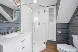 Een douche, een haardroger, toiletpapier