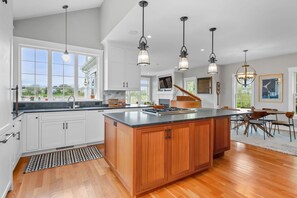 Fridge, microwave, oven, stovetop - Marshside Cape Escape with Space & Views (Sandwich)