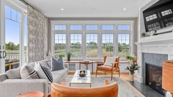 Televisión y chimenea