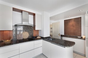 Kylskåp, mikrovågsugn, ugn och spishäll