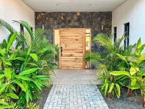 Property grounds - Modern Luxury Villa + Pool & Beach Club Access (Tamarindo)