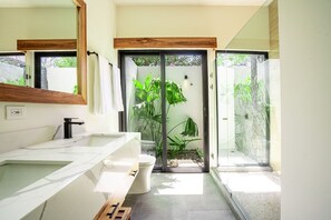 Haartrockner, Handtücher, Seife, Toilettenpapier