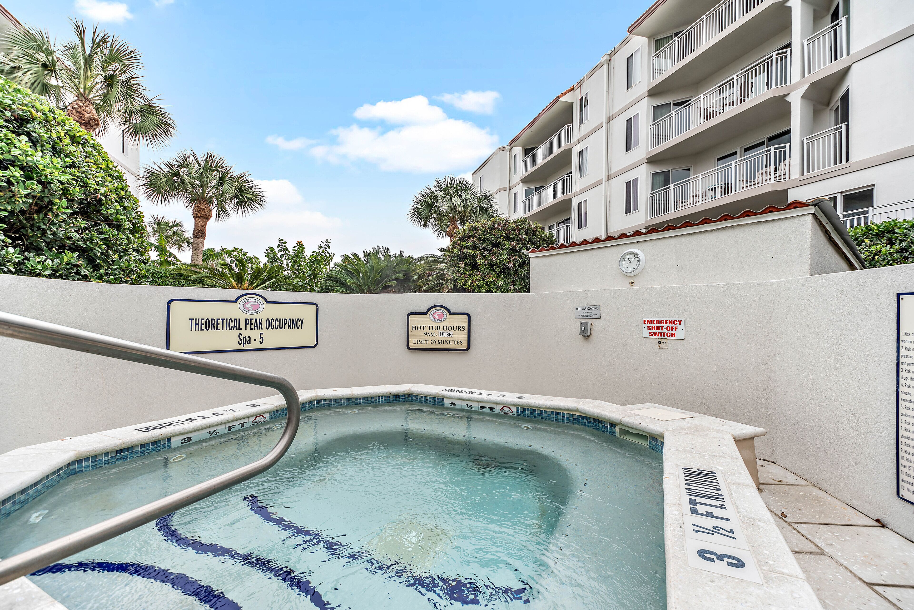 A swimming pool with a sign indicating a 3 1/2 ft depth and a 20-minute hot tub limit.