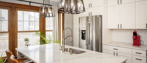 冷蔵庫、電子レンジ、オーブン、コンロ