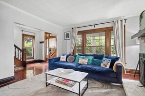 Smart TV, fireplace, books, offices - Hot Tub, Tiki Bar & Harry Potter Room- Clintonville Family Retreat (Columbus)