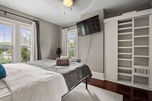 4 bedrooms, desk, iron/ironing board, travel crib