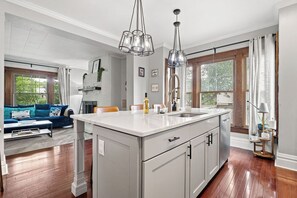Interior - Hot Tub, Tiki Bar & Harry Potter Room- Clintonville Family Retreat (Columbus)