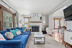 Smart TV, fireplace, books, offices - Hot Tub, Tiki Bar & Harry Potter Room- Clintonville Family Retreat (Columbus)