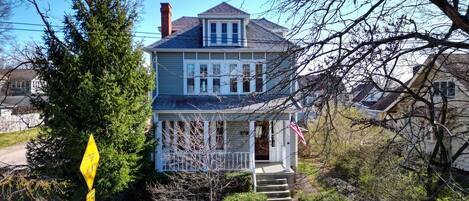Crestview Casa has 3 floors and is on a corner lot with a fenced in backyard and only 0.1 miles away from 7 different restaurants. Location MATTERS! Guest Review: This beautiful home is smack dab in the middle of everything Columbus has to offer.