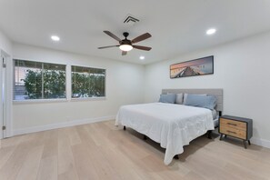 4 bedrooms, iron/ironing board, WiFi, bed sheets - Oasis Hideaway! (Las Vegas)